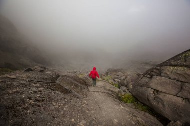 Backpacker sonbahar dağlarında zam