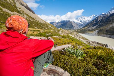 Yeni Zelanda, Güney Adası, Cook Dağı yakınlarındaki güzel dağlarda yürüyüşçü.