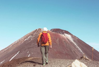 Cook Dağı Ulusal Parkı 'yla yürüyüş rotasında yürüyen bir adam. Güzel dağlık bir bölge. Trampet, yürüyüş, Yeni Zelanda 'da seyahat.