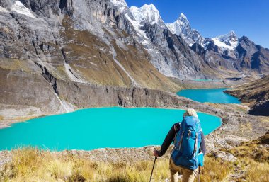 Cordillera dağlarında yürüyüş sahnesi, Peru