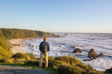 Ocean Beach, Yeni Zelanda 'da güzel bir gün batımı. İlham verici doğal ve seyahat geçmişi