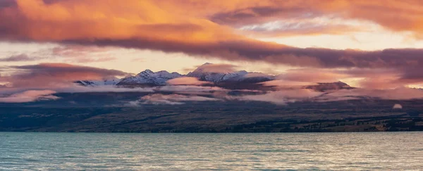 新西兰惊人的自然景观 日落时的山湖 — 图库照片