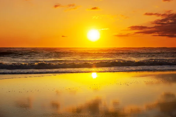 海の海岸での景色のカラフルな夕日 壁紙や背景画像に適しています 美しい自然景観 — ストック写真