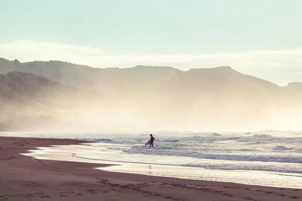 在新西兰的海滩上独自冲浪 — 图库照片
