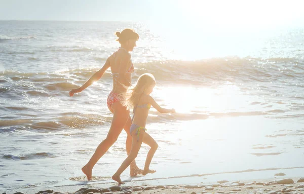 Familie Het Strand Bij Zonsondergang Moeder Dochter Rennen Samen — Stockfoto