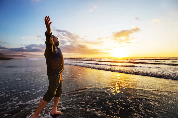 Ευτυχισμένος Άνθρωπος Στην Παραλία Του Ωκεανού Ηλιοβασίλεμα — Φωτογραφία Αρχείου