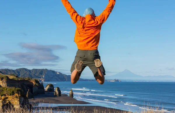 Springen Man Boven Rustig Meer — Stockfoto