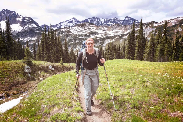 Backpacker Een Wandeling Zomerbergen — Stockfoto