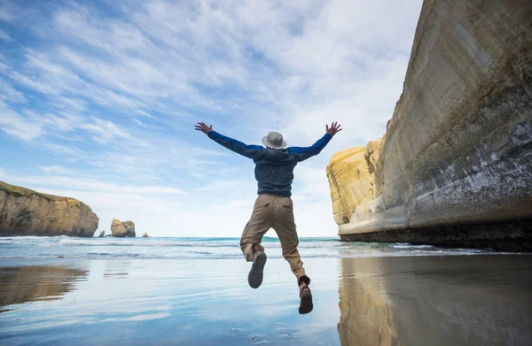 Saltando Hombre Por Encima Lago Tranquilo — Foto de Stock