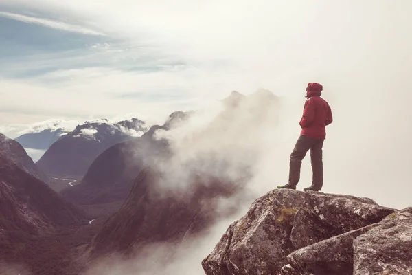 Der Mensch Auf Der Klippe Der Berge Wanderszene — Stockfoto