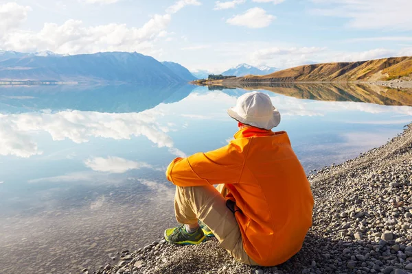 Homem Está Sentado Vontade Junto Lago Calmo Relaxamento Férias — Fotografia de Stock