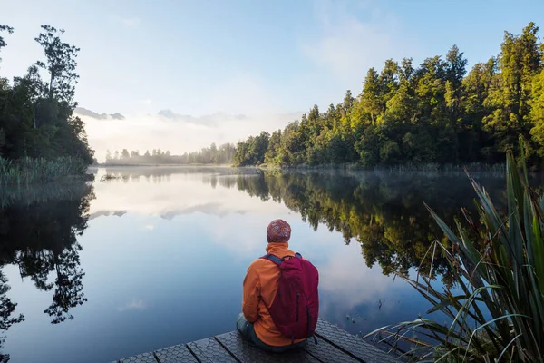 Een Man Zit Zijn Gemak Bij Het Kalme Meer Ontspanningsvakantie — Stockfoto