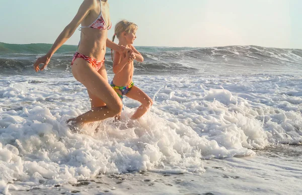 Famiglia Sulla Spiaggia Tramonto Madre Figlia Che Corrono Insieme — Foto Stock