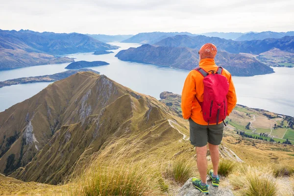 Caminhadas Viajantes Roys Peak Nova Zelândia Lago Wanaka — Fotografia de Stock