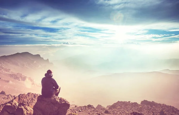 Relaxing Man Mountains Sunrise — Stock Photo, Image