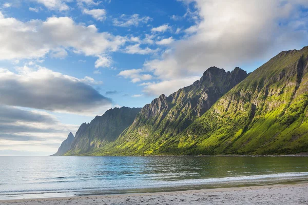 Hermosos Paisajes Naturales Isla Senja Noruega Temporada Verano Tiempo Viaje — Foto de Stock
