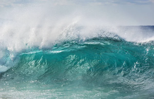 Une Vague Bleue Sur Plage Fond Flou Taches Lumière Soleil — Photo