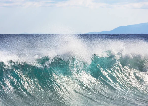 Une Vague Bleue Sur Plage Fond Flou Taches Lumière Soleil — Photo