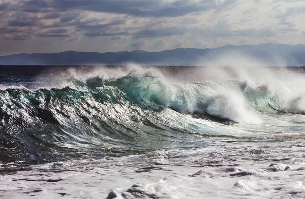 Blå Våg Stranden Suddig Bakgrund Och Solljus Fläckar Dramatisk Naturlig — Stockfoto