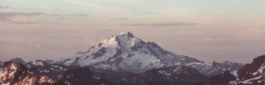 North Cascade Range, Washington / ABD 'de güzel bir dağ zirvesi.