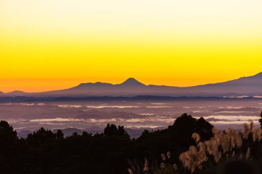 Gün doğumunda dağların silueti. Güzel doğal arkaplan.