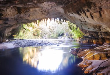 Yeni Zelanda 'da alışılmadık mağara manzaraları