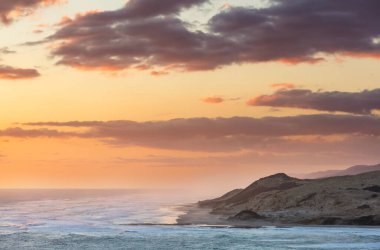 Ocean Beach, Yeni Zelanda 'da güzel bir gün batımı. İlham verici doğal ve seyahat geçmişi