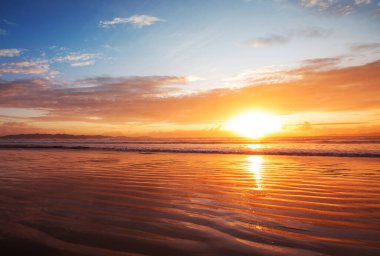Ocean Beach, Yeni Zelanda 'da güzel bir gün batımı. İlham verici doğal ve seyahat geçmişi