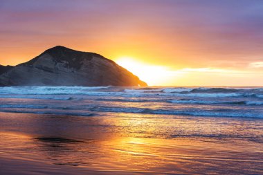 Deniz kıyısında manzara renkli gün batımı. Duvar kağıdı ya da arkaplan resmi için iyi. Güzel doğa manzaraları