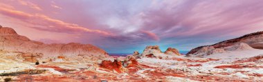 Vermilion Cliffs Ulusal Anıtı. Gün doğumunda manzara manzarası. Alışılmadık dağ manzarası. Güzel doğal arkaplan.