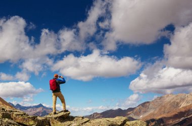 Yüksek dağlarda yürüyüş yapan bir gezgin.