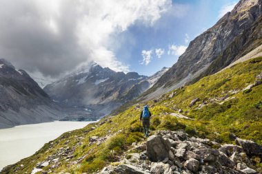 Yeni Zelanda, Güney Adası, Cook Dağı yakınlarındaki güzel dağlarda yürüyüşçü.