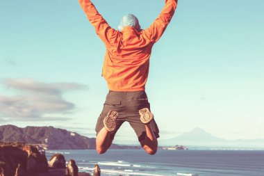 Sakin gölün üzerinde zıplayan adam