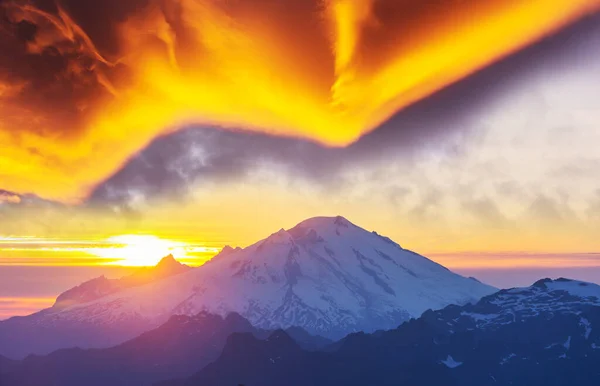 Γραφικό Ηλιοβασίλεμα Στα Βουνά Φθινοπωρινή — Φωτογραφία Αρχείου