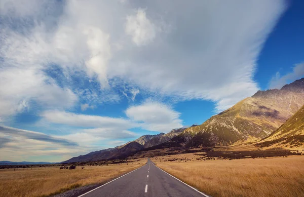 Dağlarda Manzaralı Bir Yol Seyahat Arkaplanı — Stok fotoğraf