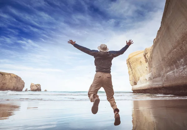 Springen Man Boven Rustig Meer — Stockfoto