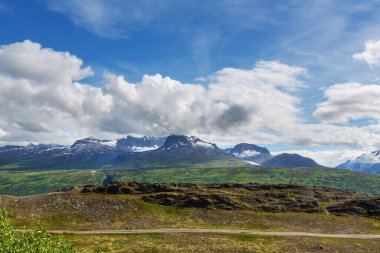 Yazın Alaska 'nın Picturesque Dağları. Karla kaplı kütleler, buzullar ve kayalık tepeler.