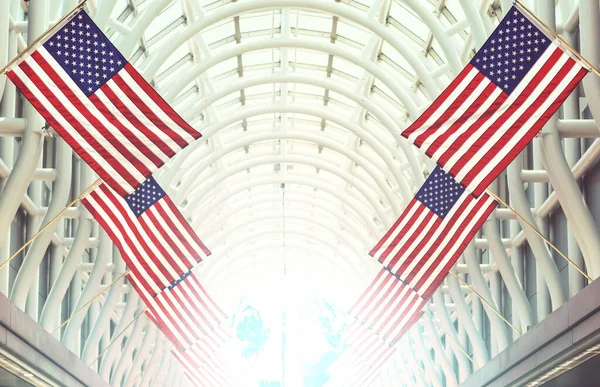 Американські Прапори Прикрашають Національну Концепцію — стокове фото