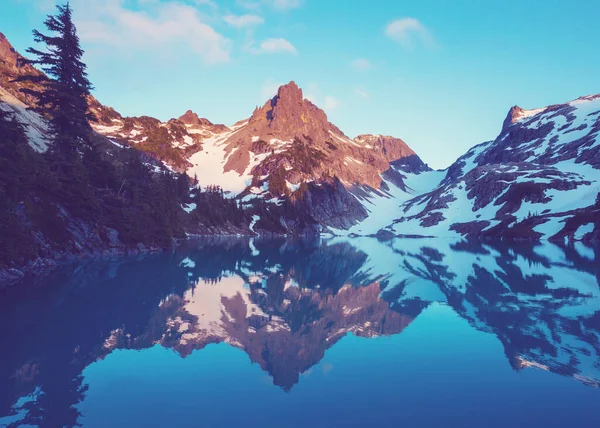 Lago Serenidad Las Montañas Temporada Verano Hermosos Paisajes Naturales — Foto de Stock