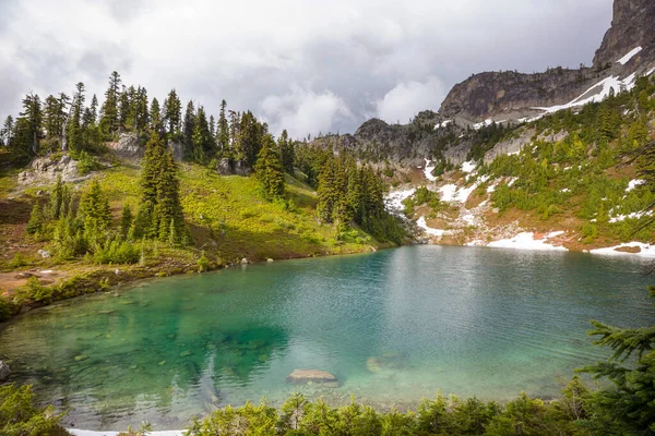 Спокойное Озеро Горах Летний Сезон Красивые Природные Пейзажи — стоковое фото