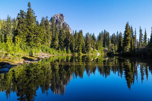 Спокойное Озеро Горах Летний Сезон Красивые Природные Пейзажи — стоковое фото