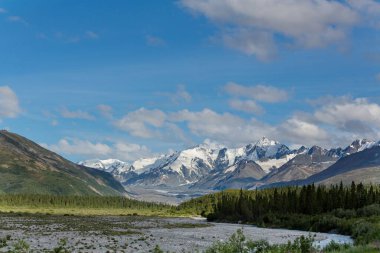 Yazın Alaska 'nın Picturesque Dağları. Karla kaplı kütleler, buzullar ve kayalık tepeler.