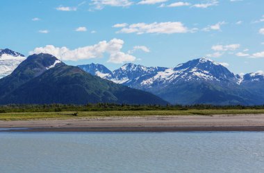 Yazın Alaska 'nın Picturesque Dağları. Karla kaplı kütleler, buzullar ve kayalık tepeler.