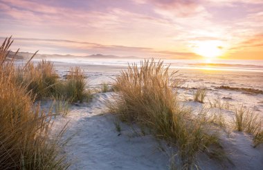 Ocean Beach, Yeni Zelanda 'da güzel bir gün batımı. İlham verici doğal ve seyahat geçmişi