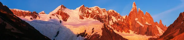 阿根廷巴塔哥尼亚山区著名的美丽山峰Cerro Torre 南美洲美丽的山区景观 — 图库照片