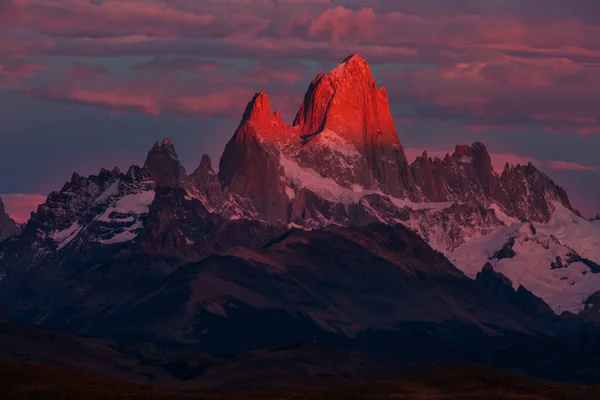 Słynny Cerro Fitz Roy Jeden Najpiękniejszych Najtrudniejszych Akcentowania Skalistych Szczytów — Zdjęcie stockowe