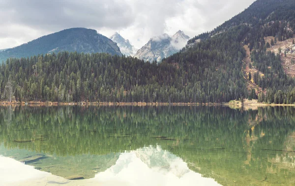 Lago Serenidad Las Montañas Temporada Verano Hermosos Paisajes Naturales — Foto de Stock