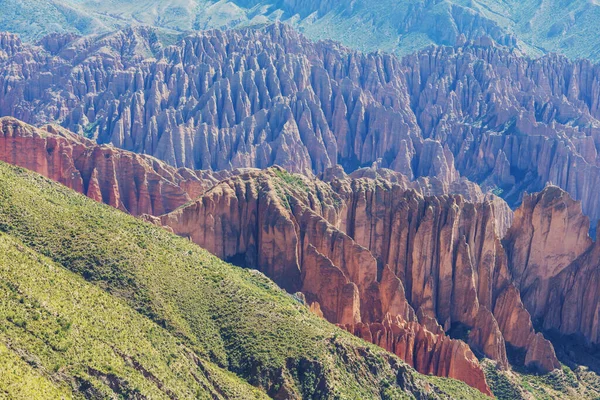 ボリビアのチュピザ近くの珍しい山の風景 — ストック写真