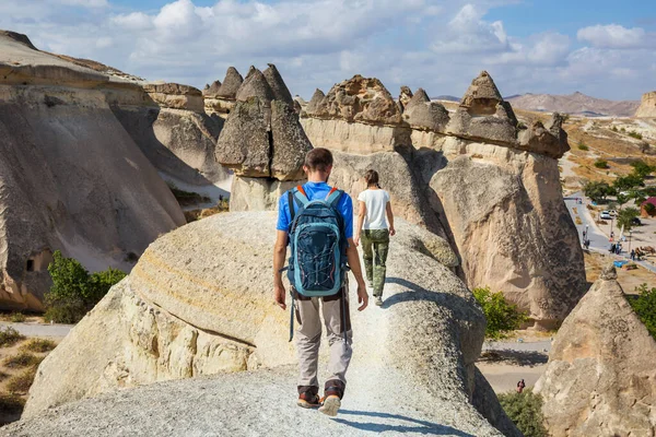 土耳其卡帕多西亚罕见岩层中的游客 — 图库照片