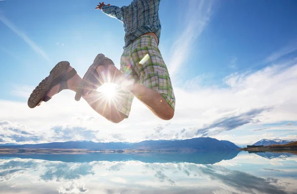 Saltando Hombre Por Encima Lago Tranquilo — Foto de Stock